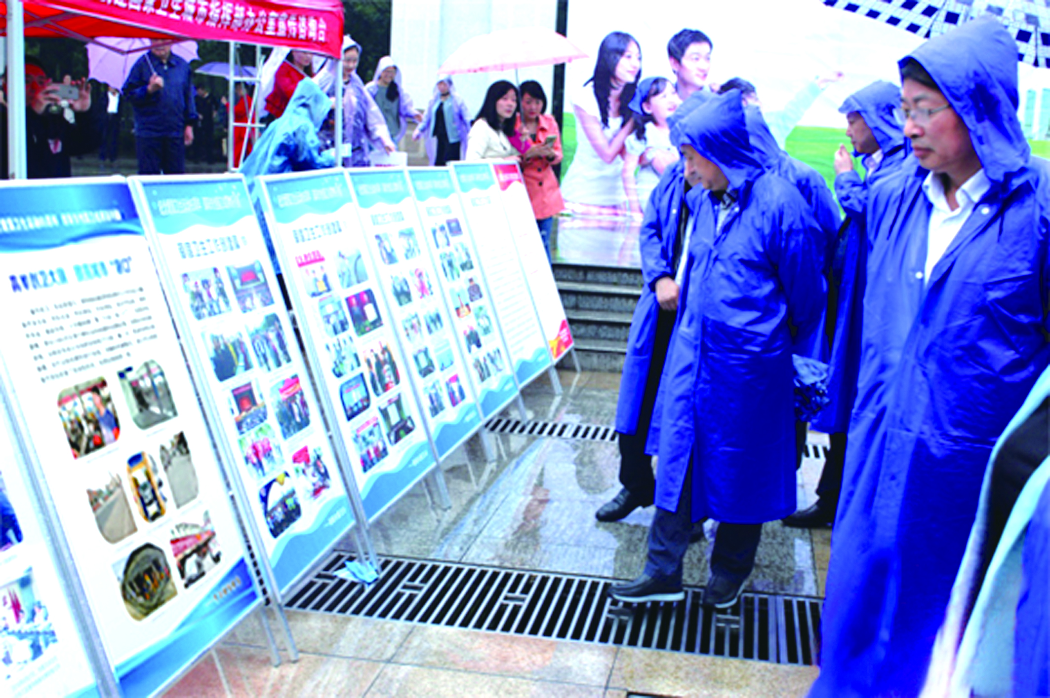 圖為市民冒雨在觀看我司圖文并茂創(chuàng)衛(wèi)成果展板。