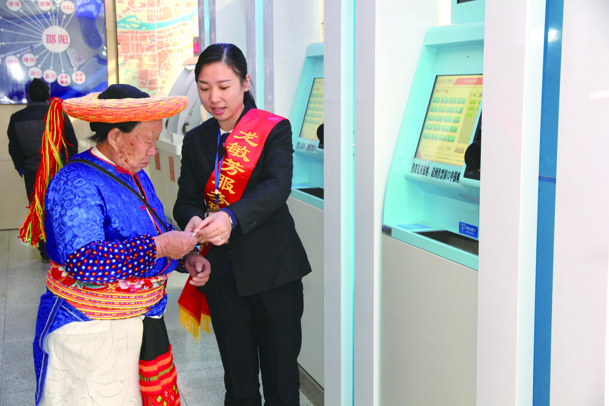 實(shí)名自助售票也深受瑤族老人青睞。 李高雄攝于市汽車北站