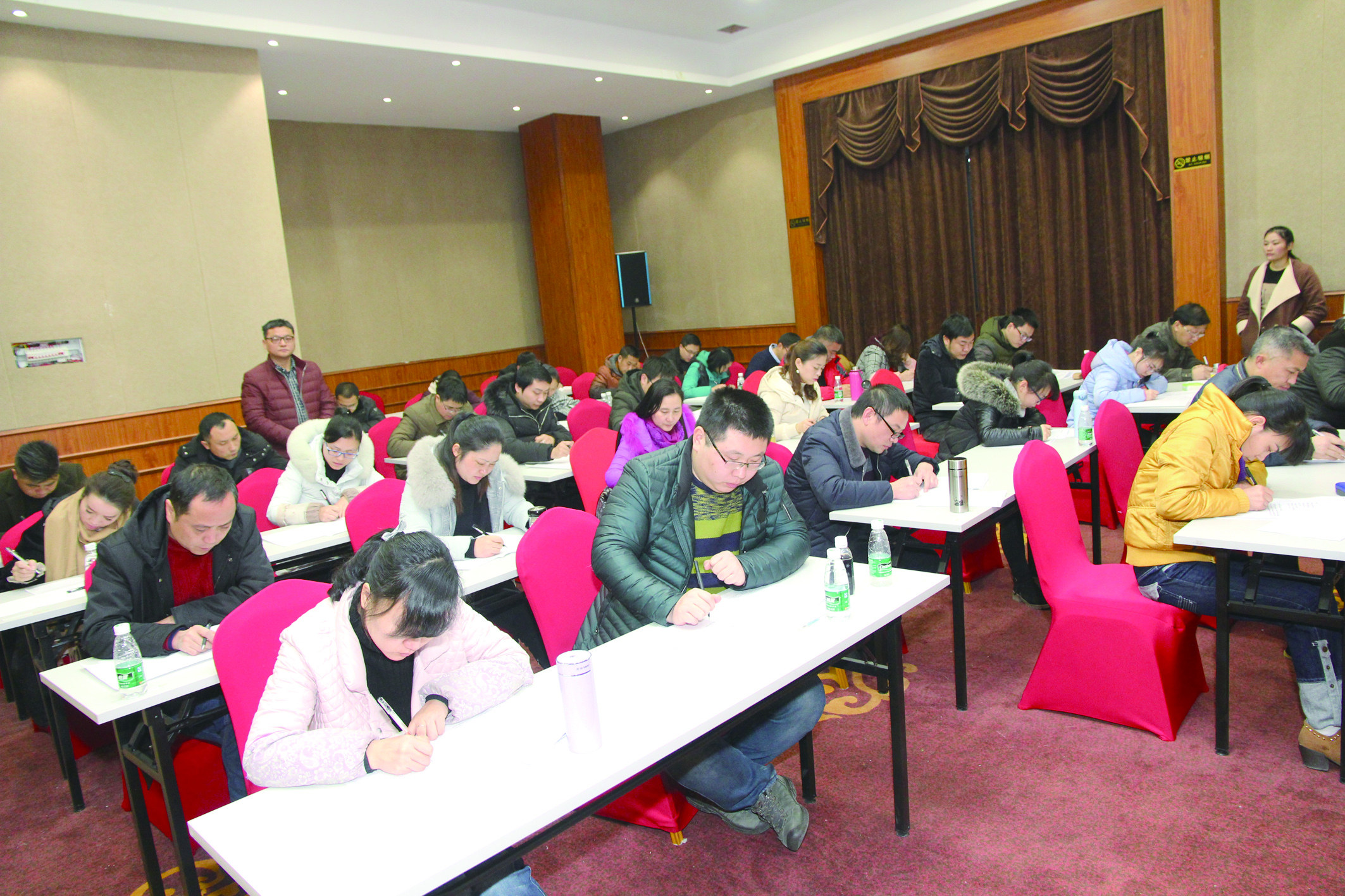 1月15日，42名基層骨干正在認(rèn)真答題