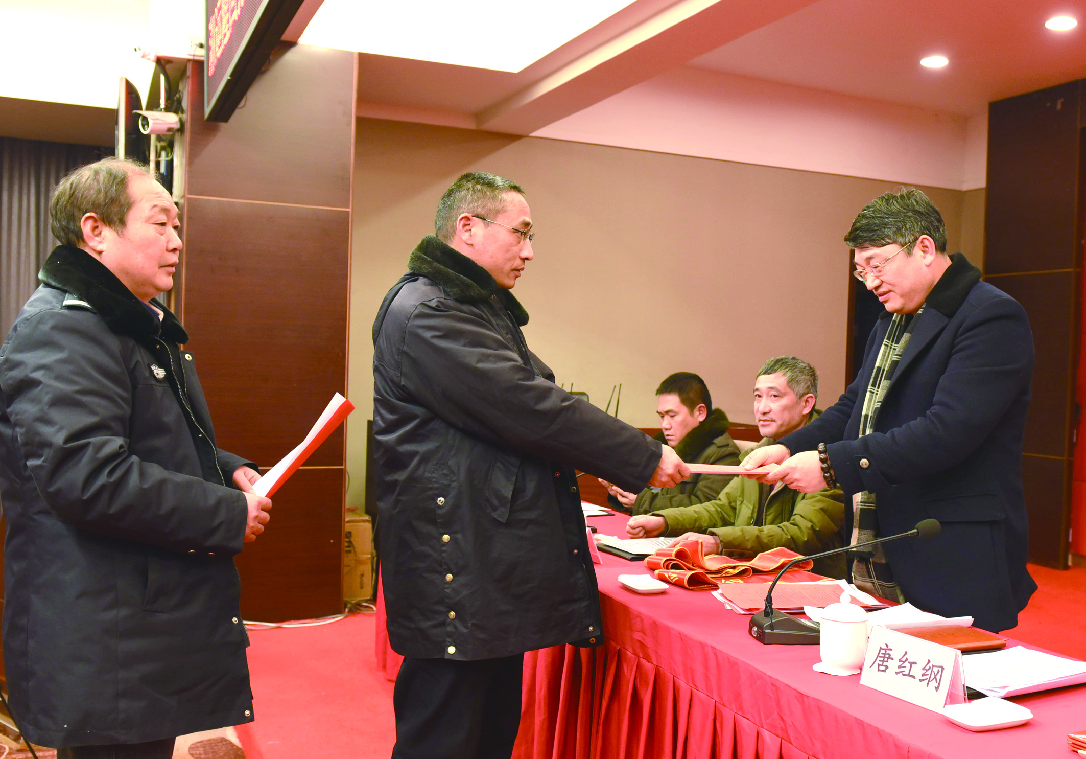 1月30日，隆回分公司召開2017年工作總結(jié)表彰大會(huì)暨2018年春運(yùn)工作動(dòng)員大會(huì)。