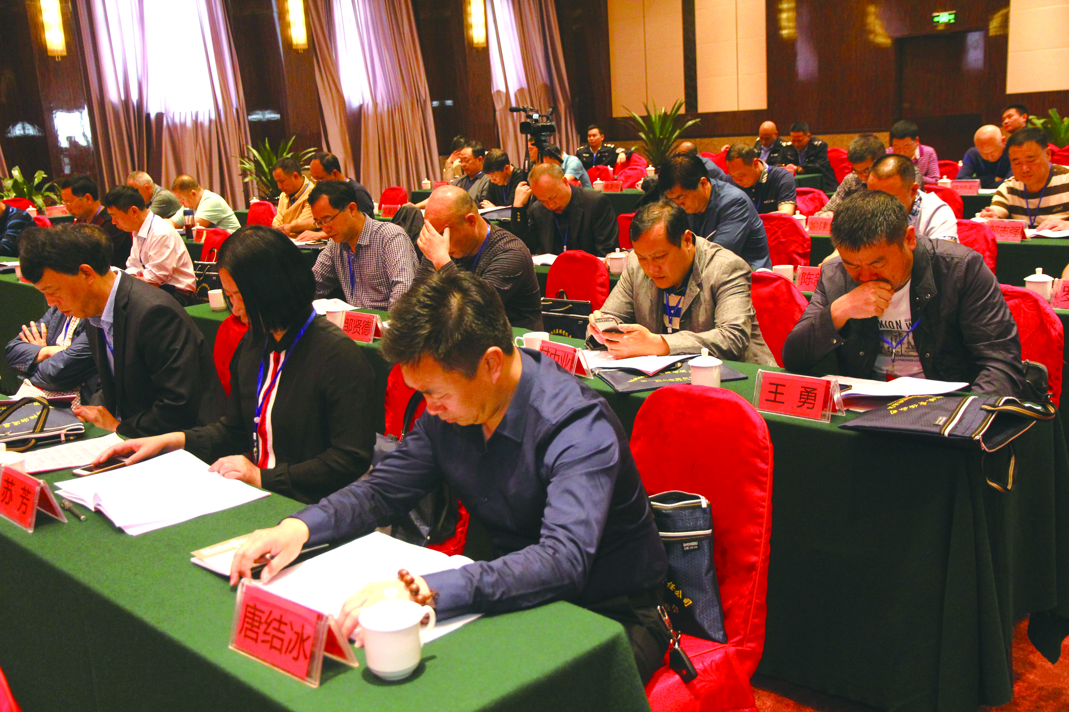 圖為第一屆五次股東代表在認(rèn)真聽取工作報告。