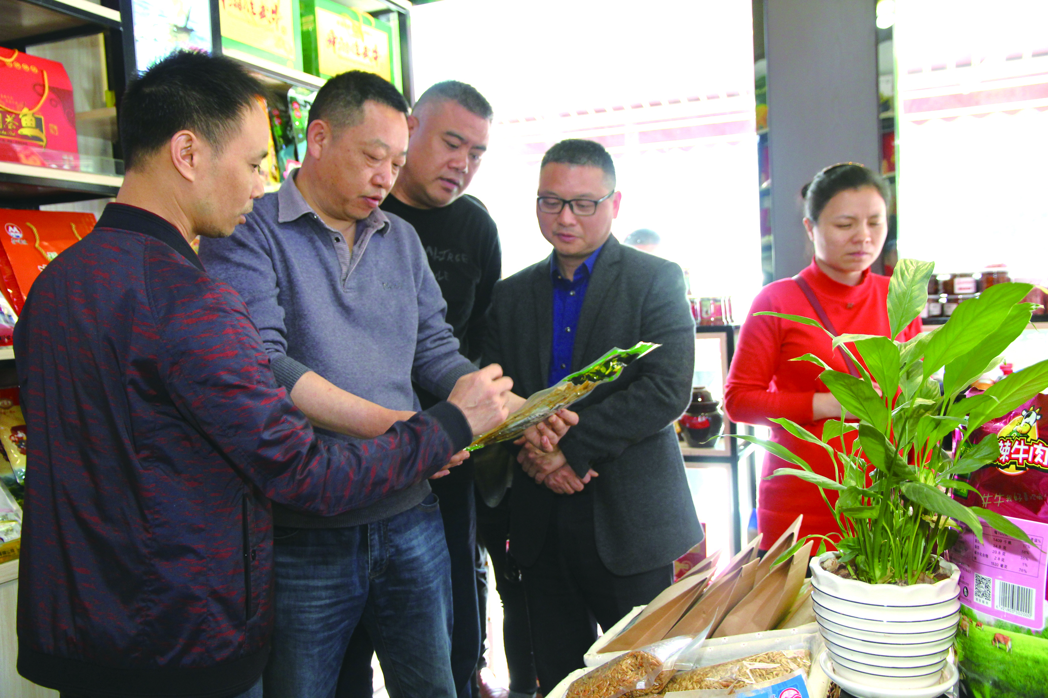 集團(tuán)公司董事、副總經(jīng)理何偉紅帶領(lǐng)骨干學(xué)員在郴汽集團(tuán)考察“郴味特產(chǎn)”