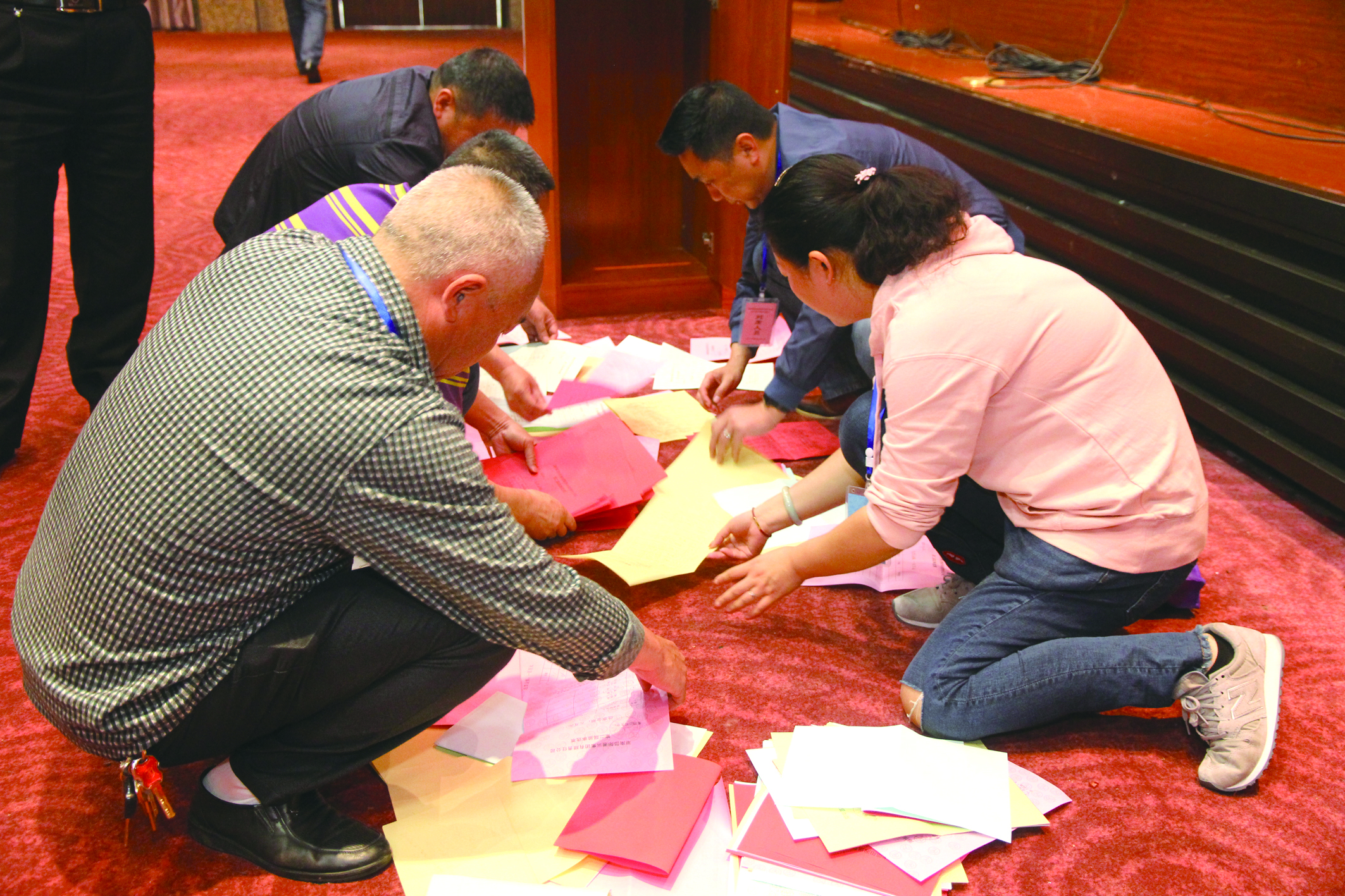 圖為工作人員在仔細(xì)清理選票。