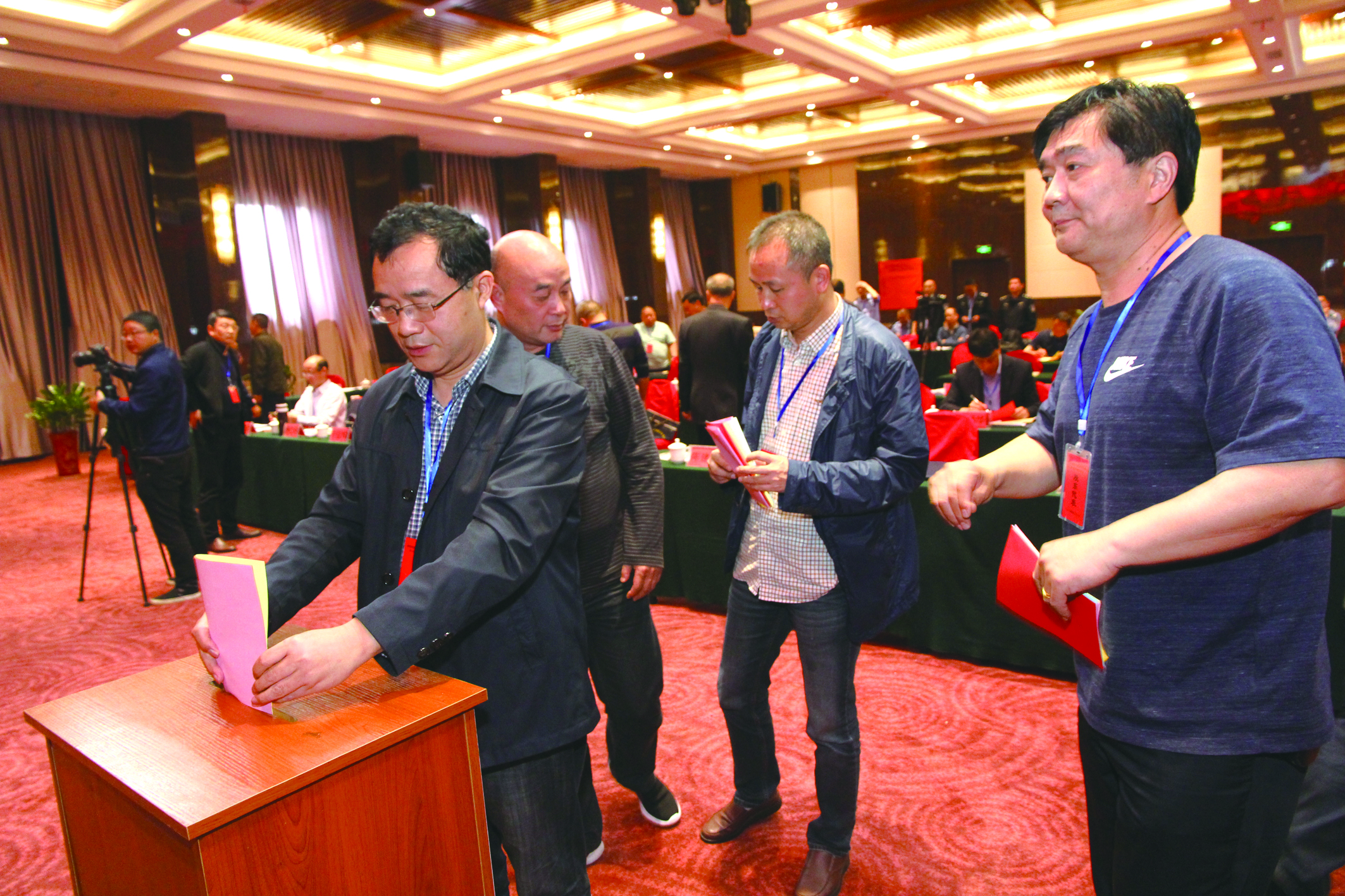 圖為第一屆五次股東代表在投票選舉。