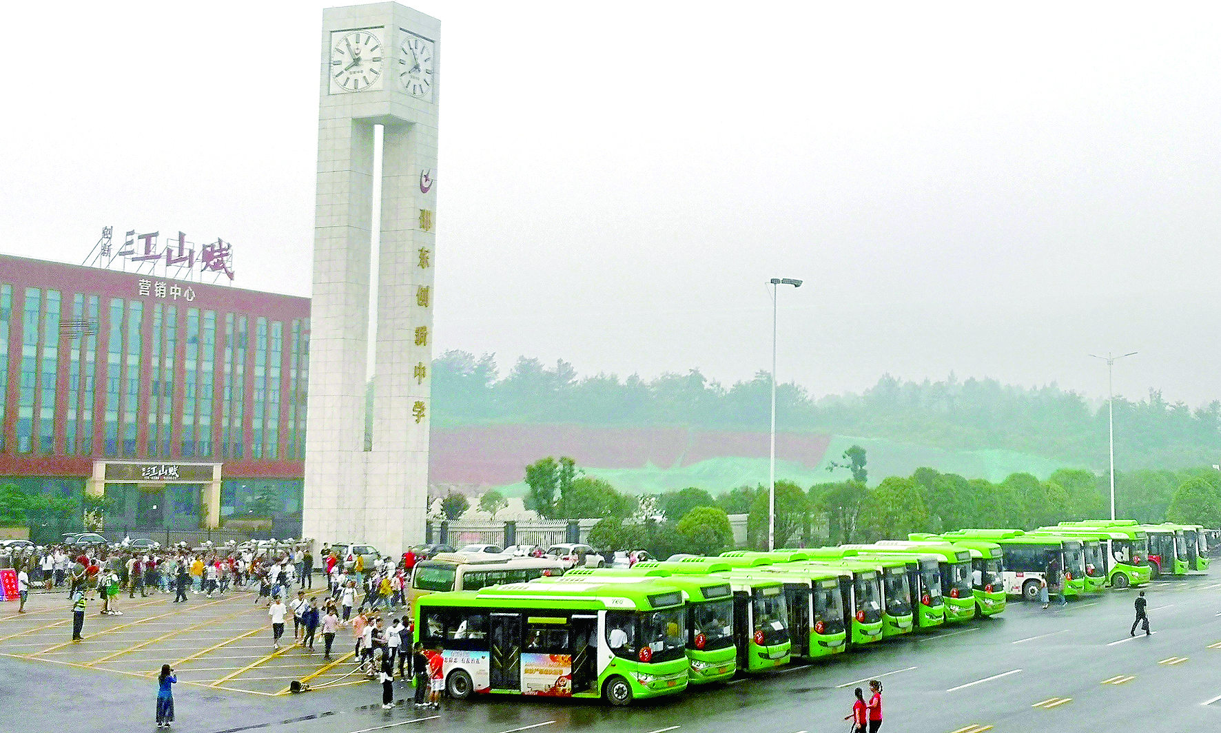 愛心送考 多方給力 邵東公汽 （尹向連報道） 為認(rèn)真貫徹落實邵東縣高考交通運輸保障工作會議精神，確保2019年高考接送工作安全、平穩(wěn)、萬無一失，邵東公汽公司領(lǐng)導(dǎo)未雨綢繆，提前要求車隊做好應(yīng)急預(yù)案。高考前夕，該公司對全部運營車輛進行安全檢查；對駕駛員進行培訓(xùn)教育，加強了路檢路查，加大了對“三品”的檢查力度；要求所有的駕駛員“無聲”駕駛，特別是在靠近考點位置，嚴(yán)禁公交車鳴笛，并調(diào)低了報站聲音，在調(diào)度中心后臺，循環(huán)發(fā)送降噪提醒，為考生營造一個安靜的考試環(huán)境。 同時，該公司就運力安排、車輛安全、優(yōu)質(zhì)服務(wù)、照顧考生等方面做了全面部署，并協(xié)調(diào)交警就送考車輛行駛線路做了具體規(guī)劃。另規(guī)定高考期間，憑準(zhǔn)考證的考生與陪考家長可以一起免費乘坐公交車。 據(jù)悉，本次共派出近100輛新能源純電動公交車為5000多名莘莘學(xué)子提供接送服務(wù)，贏得了服務(wù)學(xué)校領(lǐng)導(dǎo)及家長的點贊。